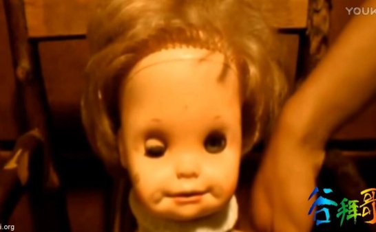 镜头下鬼娃娃的恐怖移动，太吓人了