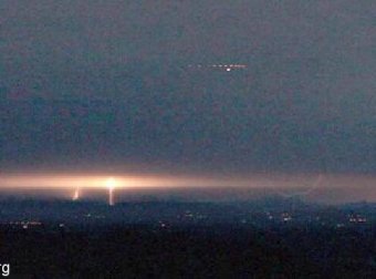 震撼，加拿大雷暴夜晚拍摄亮度极强的UFO