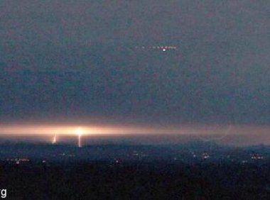 震撼，加拿大雷暴夜晚拍摄亮度极强的UFO