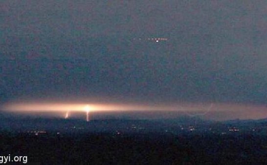 震撼，加拿大雷暴夜晚拍摄亮度极强的UFO