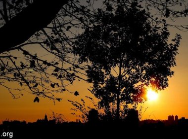 12岁之前据说阴阳眼处于半开状态，黄昏时候会碰到灵异事