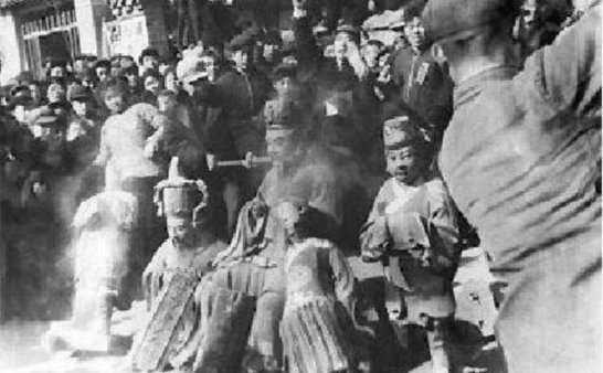 曲折离奇的一幕幕:棺椁下葬后为何再次浮出土面?