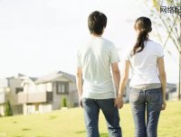 喝了点酒，看见东西穿过朋友走到自己面前！男子吓得摔进田中