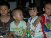 网上一张有名的灵异照片，据说是在汕头市龙泉岩无意拍到的