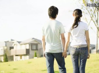 喝了点酒，看见东西穿过朋友走到自己面前！男子吓得摔进田中