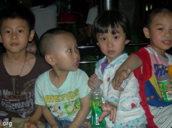 网上一张有名的灵异照片，据说是在汕头市龙泉岩无意拍到的