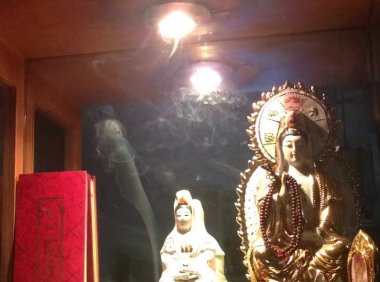 前几年神台上无意中照的