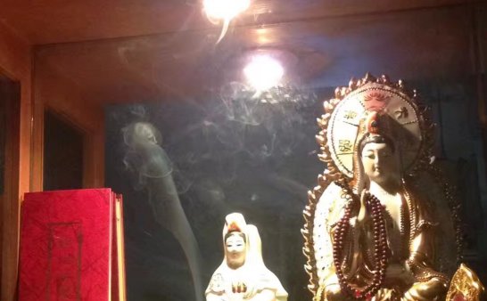 前几年神台上无意中照的