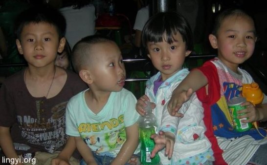 网上一张有名的灵异照片，据说是在汕头市龙泉岩无意拍到的