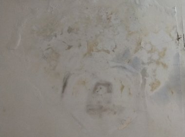 床头上墙面的人脸