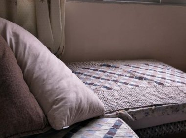 老婆发了两张照片,同样的角度,布局是反的(同样的手机拍摄)