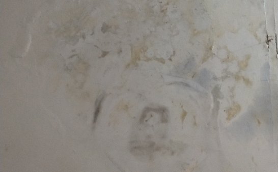 床头上墙面的人脸