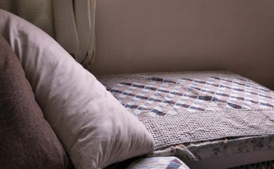 老婆发了两张照片，同样的角度，布局是反的（同样的手机拍摄）