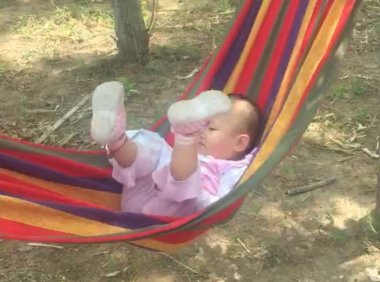 回老家 在老家的小山上挂了个吊床哄孩子 拍个朋友圈 后来发现镜头里多出来个人 可是附近当时根本没有人啊 吓人