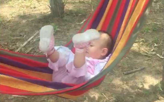 回老家 在老家的小山上挂了个吊床哄孩子 拍个朋友圈 后来发现镜头里多出来个人 可是附近当时根本没有人啊 吓人