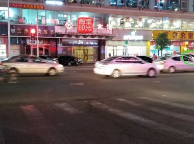 的士上面抱着婴儿的白衣妇人