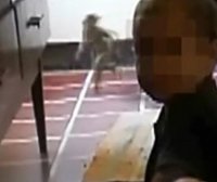 女子家中拍到诡异人形生物