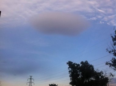 之前手机拍的诡异照片,也发过朋友圈,以为是团云