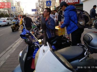 灵异照片:过马路的一位黑衣灵