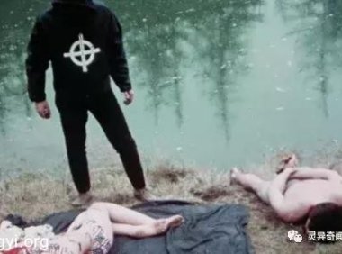 连环杀人魔悬案翻拍成电影 竟引出真兇前来观赏留下「超恐怖纸条」让所有人快吓吐…