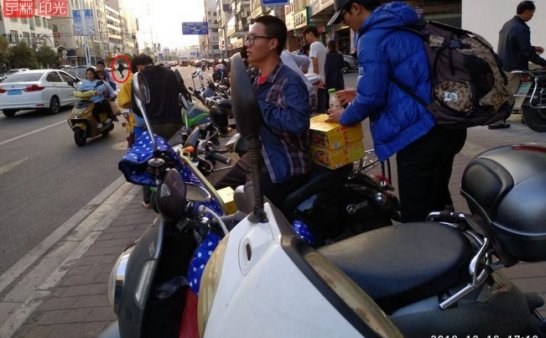 灵异照片:过马路的一位黑衣灵