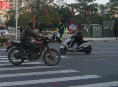 灵异照片:男子手抱“小情人”?