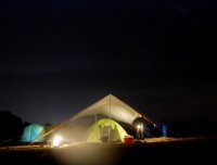 离墓群不到100米的露营活动