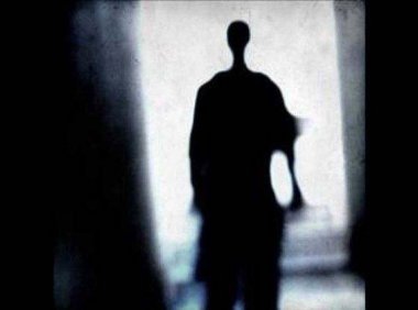 门口的那个人是谁?