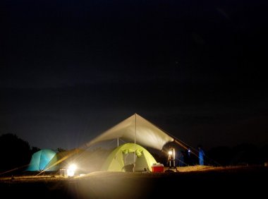 离墓群不到100米的露营活动