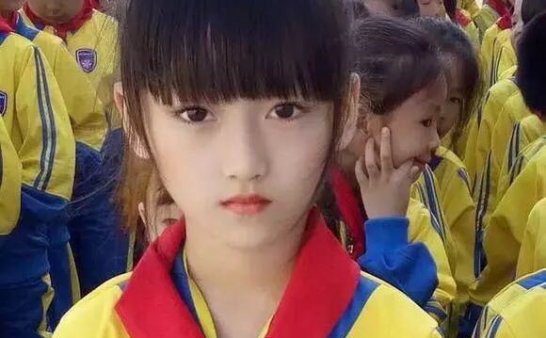 网络上流传的一张灵异照，是一个小学生的生活照