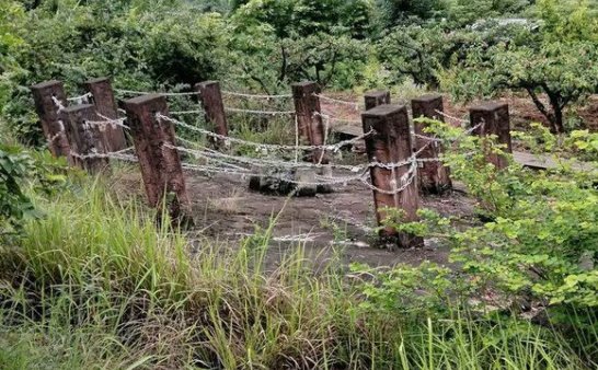 有人知道是什么吗？看起来像是坟墓，又不太像，好像是用来锁住某些东西的，难道是“锁妖阵”？