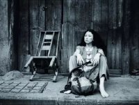 作家三毛灵异事件,传闻她戴死果致精神失常,下体出血险些死掉