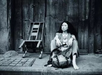 作家三毛灵异事件,传闻她戴死果致精神失常,下体出血险些死掉