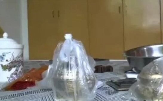 瘆人!四川情侣租房做噩梦,床底下发现骨灰盒…