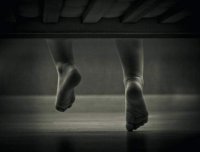 两句话恐怖故事：手机掉了要捡时意外发现床下有人……