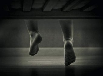 两句话恐怖故事：手机掉了要捡时意外发现床下有人……