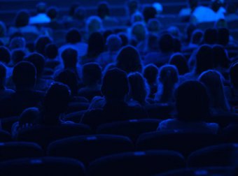 我的生活中无法解开的谜团：房间里通往异世界的裂缝到底在哪里？