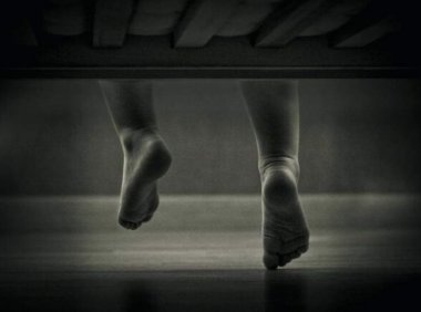 两句话恐怖故事:手机掉了要捡时意外发现床下有人……