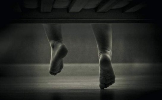 两句话恐怖故事：手机掉了要捡时意外发现床下有人……