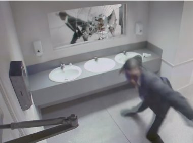 他不在厕所里面——谁在说谎？