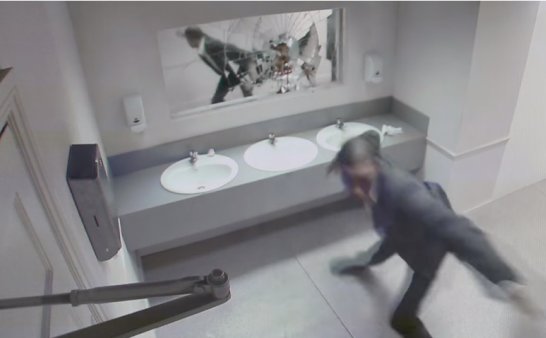 他不在厕所里面——谁在说谎?