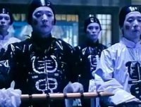 大厅里玩耍的一对孩子