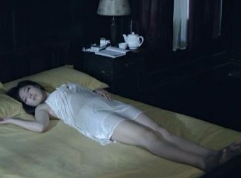 老宅诡事:睡觉时感觉身边有一个人