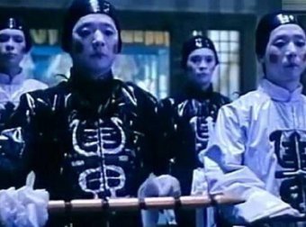 大厅里玩耍的一对孩子