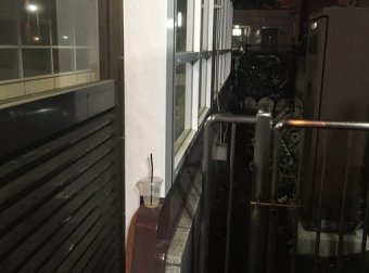 到门口了