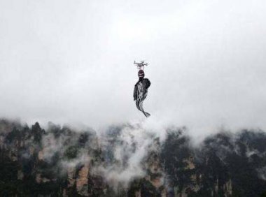 我六岁看见一个在天上飞