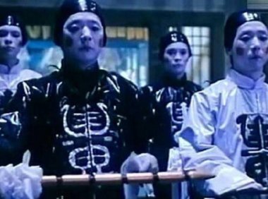 大厅里玩耍的一对孩子