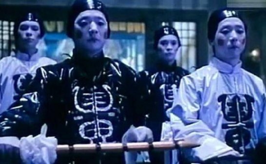 大厅里玩耍的一对孩子