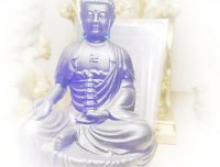 【智清谈玄学】   通俗易懂  聊“开光”2  大家好，我是智清。最近发现，很多朋友聊玄学，却对一些基本概念并不理解。因此，智清做此专辑，分享见解。一家之言，希望能开拓大家的认知。开光的意义？神像（或吉祥物），如果经过了真实佛道传承的开光，则开光法像会不分昼夜随时放光（释放正能量），或者在有负能量以及不明威胁到来时释放高维能量，神像周围将形成浓浓的正能量场。阴邪等负能量自然不敢靠近，从而起到消灾解难，镇宅等功效。而虔诚供奉者，如果祈福，开财运，增福慧，则神像将顺应自然规律，在高维层面进行运作，开发供奉者的智慧和想法，逐步提升供奉者的能力，并沟通神佛本身散在大千世界的无数化身，千方百计帮助受益人创造机会，趋吉避凶，指引方向。【智清谈玄学系列1】 通俗易懂 聊“开光”2：开光有什么意义？