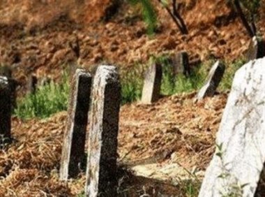 夕阳下的孤坟！